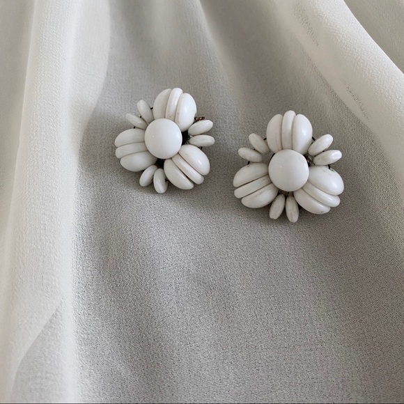 Vintage White Beads Chunky Textured Clip Earrings - Picture 3 of 5